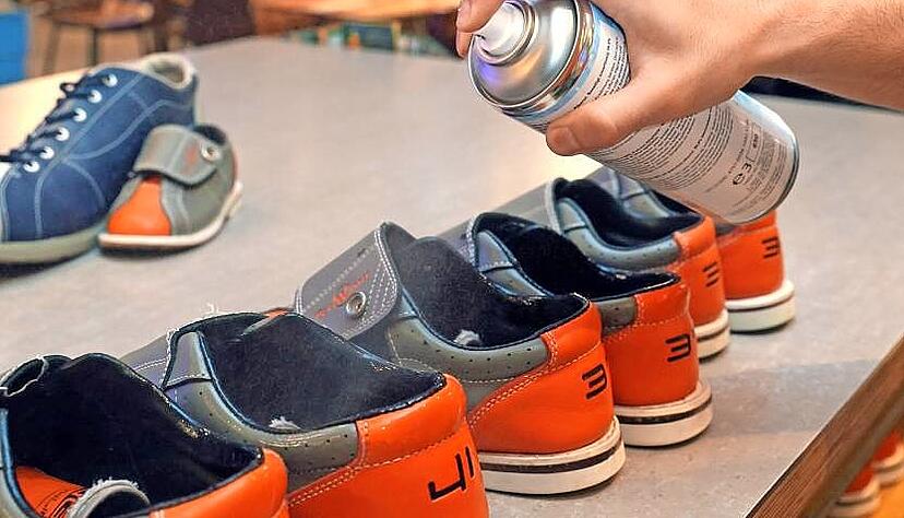 Die Bowlingschuhe müssen nach jeder Nutzung desinfiziert werden. Die Bowlingschuhe müssen nach jeder Nutzung desinfiziert werden.