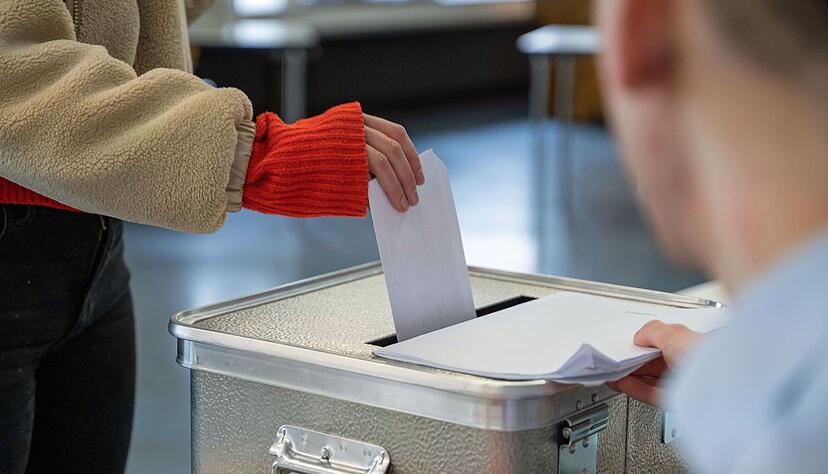 Die Gr&uuml;nen-Kandidatin liegt in einem der Stuttgarter Wahlkreise hauchd&uuml;nn vor der CDU-Kontrahentin.