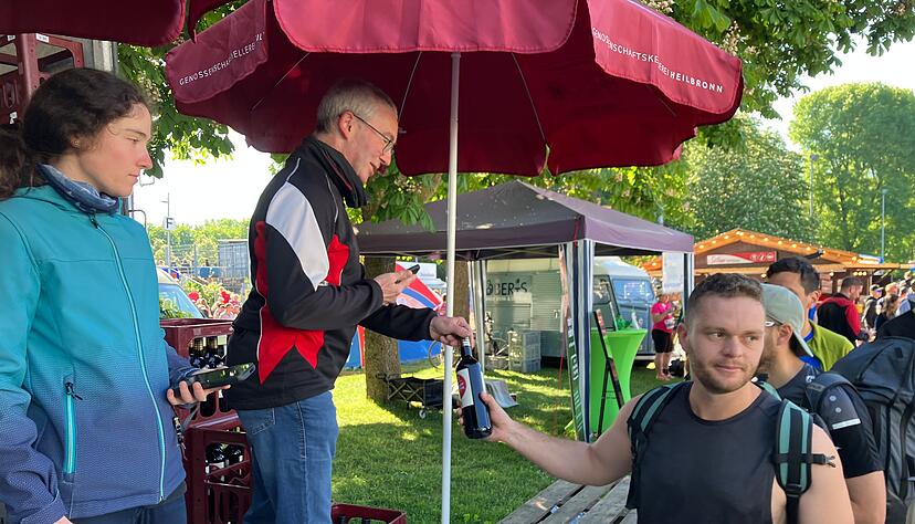 Tropfen zum Trolli: Helfer der Genossenschaftskellerei, verteilen an jeden Marathonläufer eine Flasche Wein.