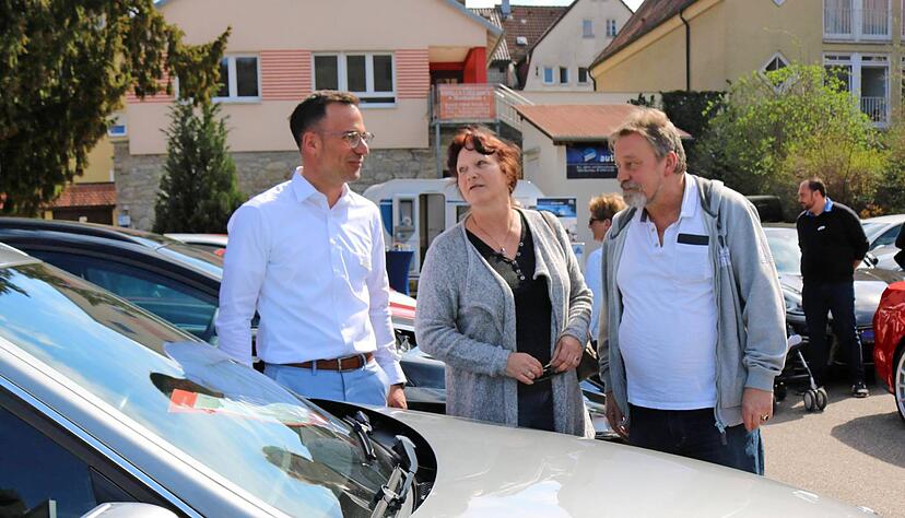 Carmen und Leander Fiedler sind Stammkunden von Steffen Walter (l.).