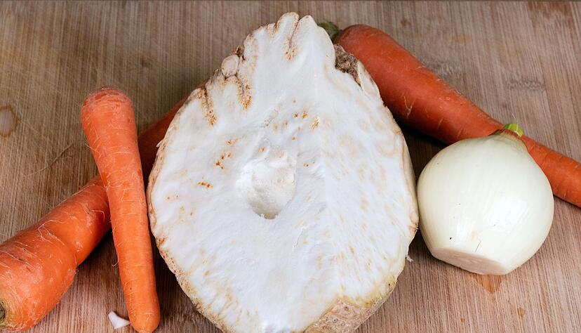 Die So&szlig;e braucht die richtigen Zutaten. So sorgen Karotten f&uuml;r fruchtige S&uuml;&szlig;e, die Zwiebel f&uuml;r deftige W&uuml;rze, Sellerie f&uuml;r erdige Noten.