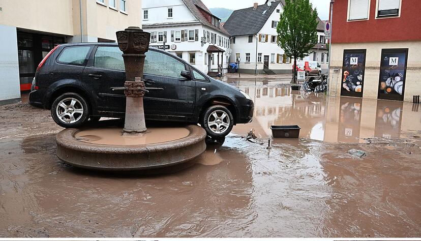Die Foto-Kombo zeigt einen vom Jahrhunderthochwasser Brunnen in Rudersberg (oben) und rund 100 Tage danach (unten).