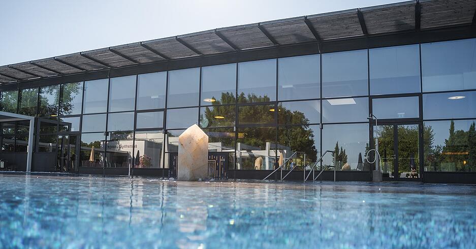 Zum Vergleich: So sah die Fassade der Therme aus, bevor der Brand am Sonntagabend sie zerstörte. Die Betreiber des Miramar in Weinheim meldeten sich auf Instagram zu Wort. Der Schock sitze nach dem Ereignis tief.