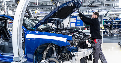 Bei Audi in Neckarsulm läuft die Produktion derzeit wie geplant. Da die Lage angesichts der Chip-Krise dynamisch bleibt, hat der Autobauer Vorkehrungen für eine mögliche Kurzarbeit getroffen. Bei Audi in Neckarsulm läuft die Produktion derzeit wie geplant. Da die Lage angesichts der Chip-Krise dynamisch bleibt, hat der Autobauer Vorkehrungen für eine mögliche Kurzarbeit getroffen.