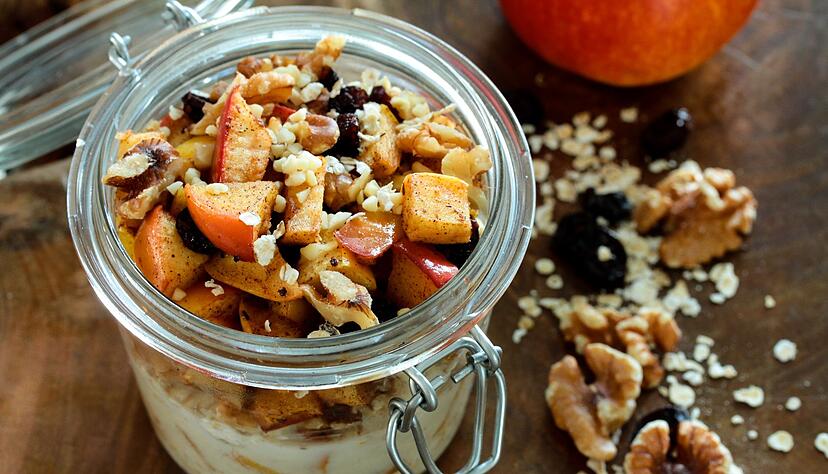 Haferflocken, Apfelscheiben, N&uuml;sse und k&ouml;rniger Frischk&auml;se ergeben zusammen ein Power-M&uuml;sli.