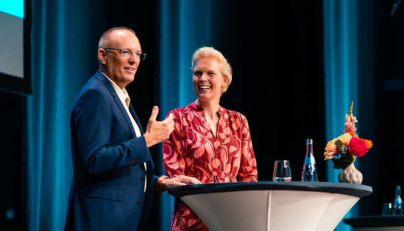 Roland Hehn und Katharina Hölzle beim Zukunftsforum des Fraunhofer IAO auf dem Heilbronner Bildungscampus. Roland Hehn und Katharina Hölzle beim Zukunftsforum des Fraunhofer IAO auf dem Heilbronner Bildungscampus.