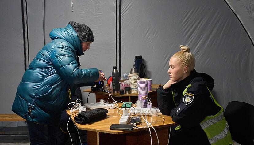 In &laquo;Punkten der Unbeugsamkeit&raquo; k&ouml;nnen Ukrainer bei Stromausf&auml;llen ihre Mobiltelefone aufladen.