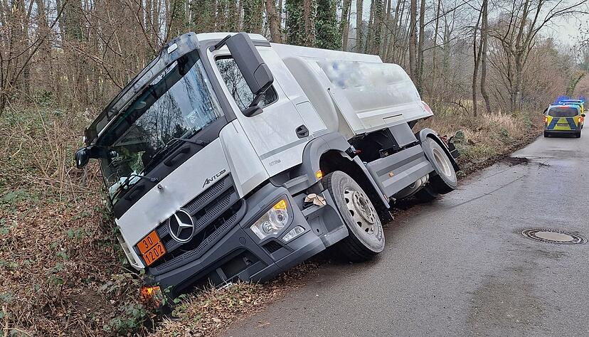 Wegen der Ladung von rund 1.200 Litern Heiz&ouml;l bestand bei dem Unfall Gefahr f&uuml;r den nahegelegenen Bodensee.