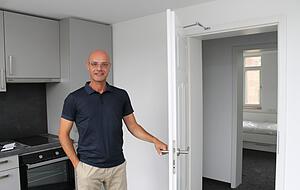 Gemeinschaftsraum und Zimmer: Oben k&ouml;nnen G&auml;ste &uuml;bernachten.