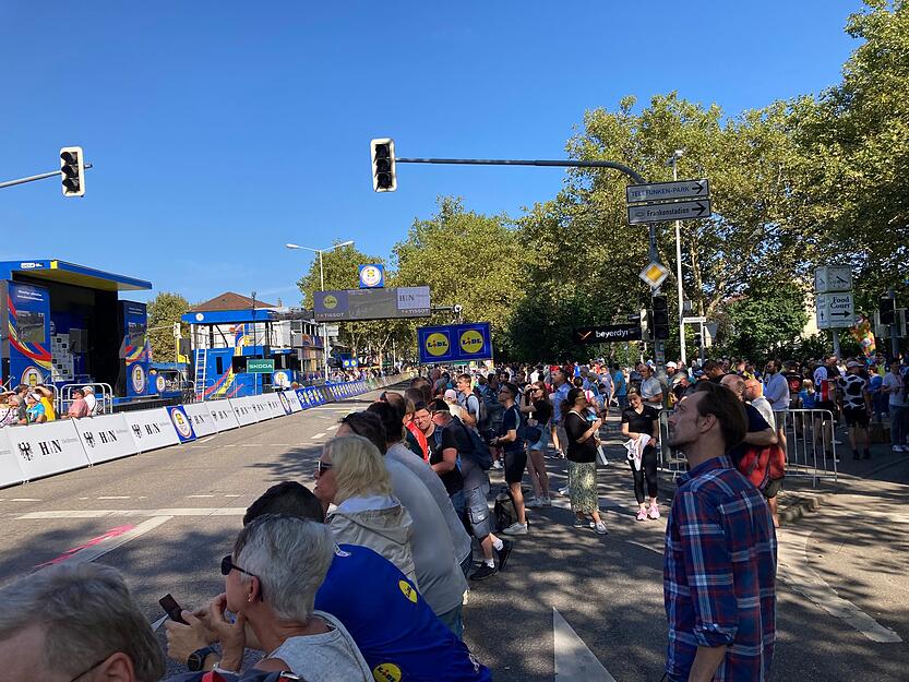 Der Zielbereich an der Heilbronner Theresienwiese füllt sich. Die Fahrer der Deutschland-Tour haben noch rund 30 Kilometer vor sich. Der Zielbereich an der Heilbronner Theresienwiese füllt sich. Die Fahrer der Deutschland-Tour haben noch rund 30 Kilometer vor sich.