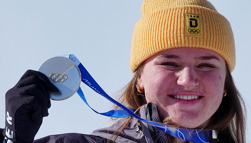Stabil: Emma Aicher und ihre Silbermedaille - inklusive Band.