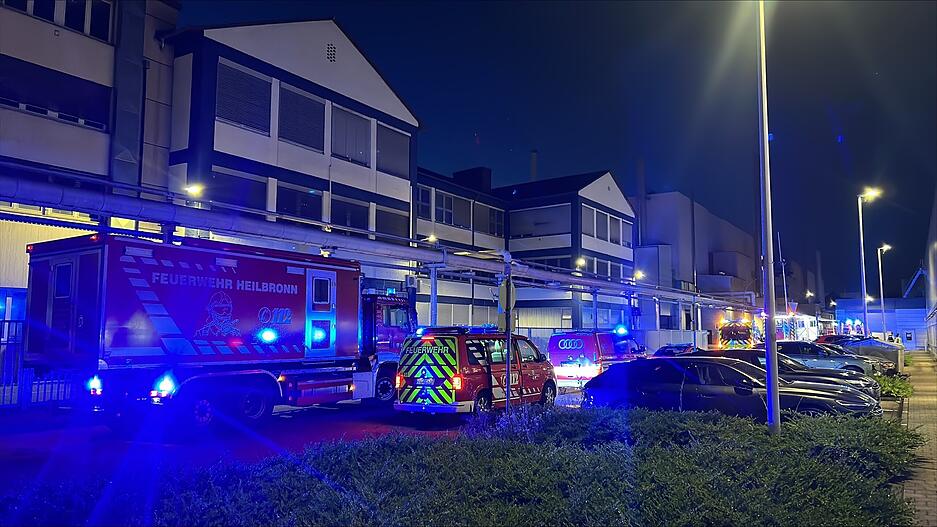 Flammen und Rauch sorgen f&uuml;r einen Gro&szlig;einsatz der Feuerwehr.