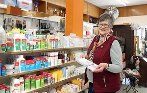 Manche Kunden entdecken erst in der Corona-Krise kleine Läden wie die Drogerie Plappert an der Allee, freut sich Mitarbeiterin Susanne Jendrysczyk. Manche Kunden entdecken erst in der Corona-Krise kleine Läden wie die Drogerie Plappert an der Allee, freut sich Mitarbeiterin Susanne Jendrysczyk.