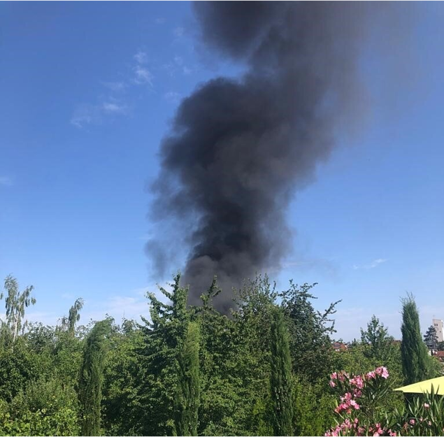 Die Rauchsäule war weit zu sehen. Anwohner in Böckingen berichteten von zahlreichen explosionsartigen und sehr lauten Knallgeräuschen.