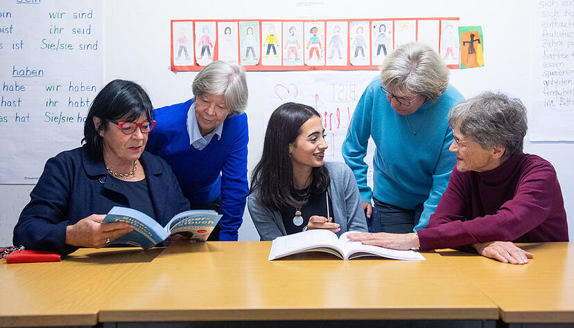 Mona Stockhausen (l.), Birgit Caspari, mit Dani Taha, Gabriele Erlewein-Hügel und Margret Landes in der Hausaufgabenbetreuung. Mona Stockhausen (l.), Birgit Caspari, mit Dani Taha, Gabriele Erlewein-Hügel und Margret Landes in der Hausaufgabenbetreuung.