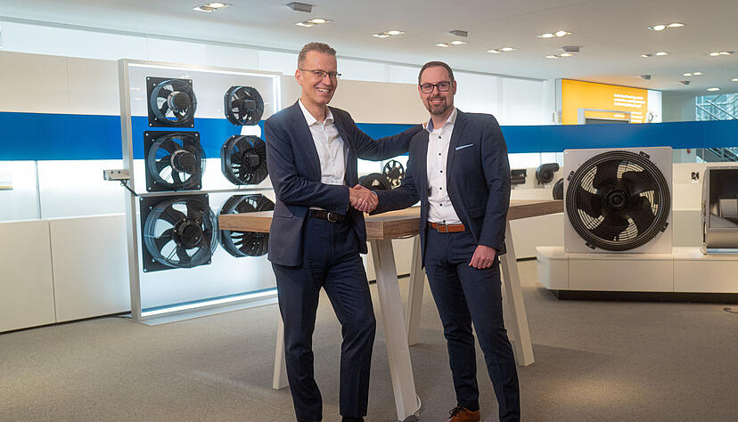Staffel&uuml;bergabe: Tomas Smetana (links) &uuml;bergibt die Position des Technikvorstands bei EBM-Papst an Jens L&ouml;ffler. Beide hatten in den vergangenen Jahren bereits zusammengearbeitet.