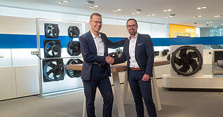 Staffel&uuml;bergabe: Tomas Smetana (links) &uuml;bergibt die Position des Technikvorstands bei EBM-Papst an Jens L&ouml;ffler. Beide hatten in den vergangenen Jahren bereits zusammengearbeitet.