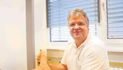 Vor kurzem behandelte Oliver Böhm, Mediziner in der Künzelsauer Unfallpraxis, an einem Tag gleich mehrere verstauchte Füße. Dem Chirurgen gefällt seine Arbeit, bei der er vielen Verletzten helfen kann.Foto: Aileen Hornung Vor kurzem behandelte Oliver Böhm, Mediziner in der Künzelsauer Unfallpraxis, an einem Tag gleich mehrere verstauchte Füße. Dem Chirurgen gefällt seine Arbeit, bei der er vielen Verletzten helfen kann.Foto: Aileen Hornung