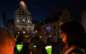 Gl&auml;ubige begehen am Vorabend des Feiertags die traditionelle Prozession.