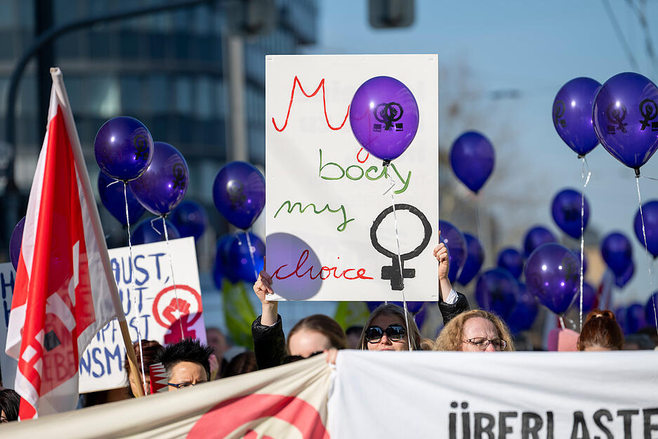 Dort endete der Protest mit einer Kundgebung. Dort endete der Protest mit einer Kundgebung.