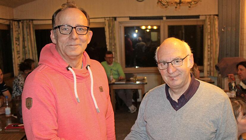 Händedruck im Ilsfelder Reiterstüble: Dieter Melwitz (links) hat als Vorsitzender des PSK Franken Schluss gemacht, Frank Uhde übernimmt.
Foto: Lars Müller-Appenzeller