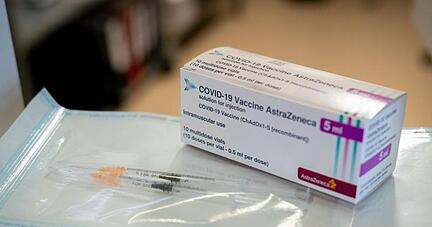 Spritzen und eine Packung mit dem Impfstoff von Astrazeneca in einem Impfzentrum in Berlin.