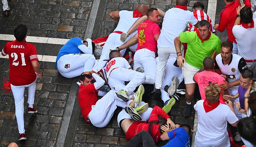 Gef&auml;hrliche Szenen pr&auml;gen auch den siebten Stierlauf in Pamplona.