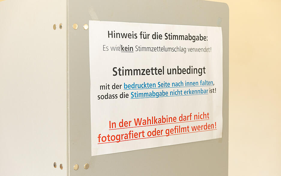 Was bei der Stimmabgabe zu beachten ist, veranschaulicht ein Aushang im Lauffener Wahllokal nochmal. Was bei der Stimmabgabe zu beachten ist, veranschaulicht ein Aushang im Lauffener Wahllokal nochmal.