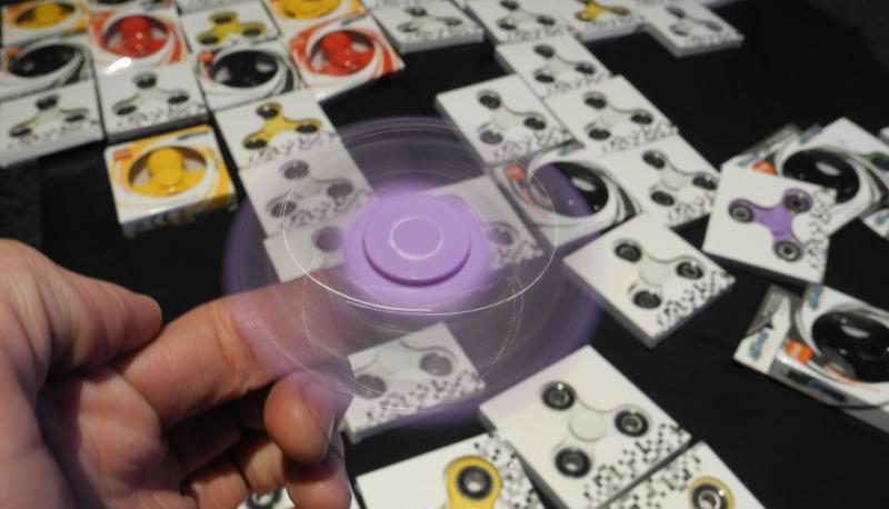 "Fidget Spinners" sind das neue Trendspielzeug. Foto: Johannes Schmitt-Tegge/dpa