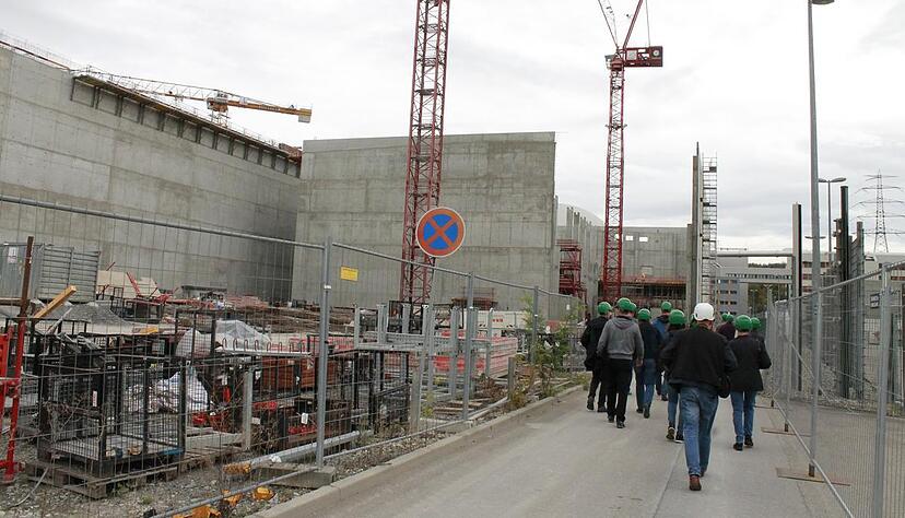 Baustellenrundgang: Das Standort-Abfalllager (l.) hat rund 4000 Quadratmeter Fläche, das Reststoffbearbeitungszentrum 5000 Quadratmeter.
Foto: Sabine Friedrich Baustellenrundgang: Das Standort-Abfalllager (l.) hat rund 4000 Quadratmeter Fläche, das Reststoffbearbeitungszentrum 5000 Quadratmeter.
Foto: Sabine Friedrich