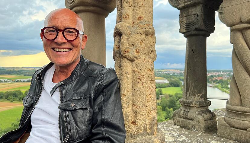 Jürgen Dollmann, Religionswissenschaftler, hat ein Buch über Zeichen an Gebäuden der Stauferpfalz in Bad Wimpfen geschrieben.