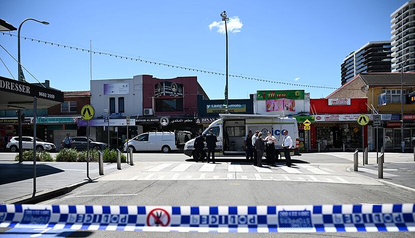 Ein Mann griff auf offener Straße Menschen an. Ein Mann griff auf offener Straße Menschen an.