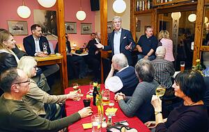 Gut 90 Minuten Austausch &uuml;ber Themen der S&uuml;dstadt: Stimme-Chefredakteur Uwe Ralf Heer (Mitte) und B&uuml;rger bei der Lokaltour im urigen "Kistle". 
Foto: Ralf Seidel