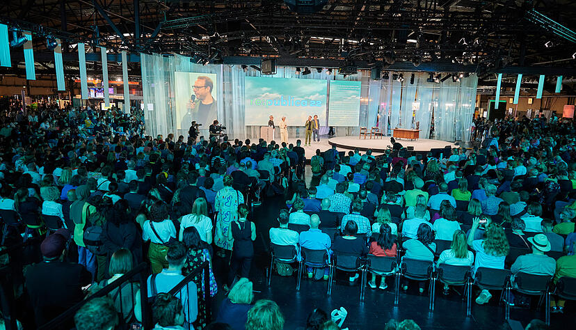 Die Gründer der re:publica Johnny Haeusler (l-r), Tanja Haeusler, Markus Beckedahl und Andreas Gebhard begrüßen die Gäste zur re:publica 2022. In diesem Jahr findet die Internationale Konferenz der digitalen Gesellschaft unter dem Motto „Any Way the Wind Blows“ in der Arena und im Festsaal Kreuzberg statt. Die Gründer der re:publica Johnny Haeusler (l-r), Tanja Haeusler, Markus Beckedahl und Andreas Gebhard begrüßen die Gäste zur re:publica 2022. In diesem Jahr findet die Internationale Konferenz der digitalen Gesellschaft unter dem Motto „Any Way the Wind Blows“ in der Arena und im Festsaal Kreuzberg statt.