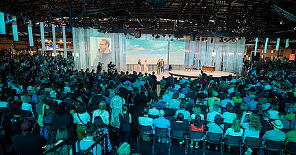 Die Gr&uuml;nder der re:publica Johnny Haeusler (l-r),  Tanja Haeusler, Markus Beckedahl und Andreas Gebhard begr&uuml;&szlig;en die G&auml;ste zur re:publica 2022. In diesem Jahr findet die Internationale Konferenz der digitalen Gesellschaft unter dem Motto &bdquo;Any Way the Wind Blows&ldquo; in der Arena und im Festsaal Kreuzberg statt.