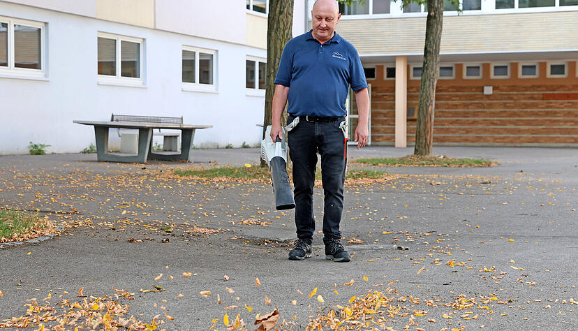Vorbereitungen der Hausmeister am ASG Albert-Schweizer-Gymnasium Neckarsulm vor dem Schulstart nach den Sommerferien.