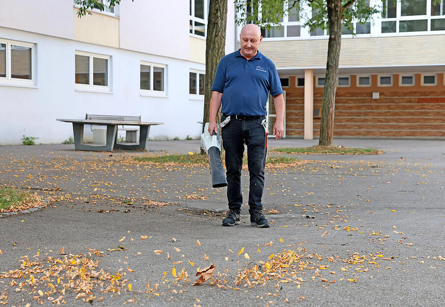 Vorbereitungen der Hausmeister am ASG Albert-Schweizer-Gymnasium Neckarsulm vor dem Schulstart nach den Sommerferien. Vorbereitungen der Hausmeister am ASG Albert-Schweizer-Gymnasium Neckarsulm vor dem Schulstart nach den Sommerferien.