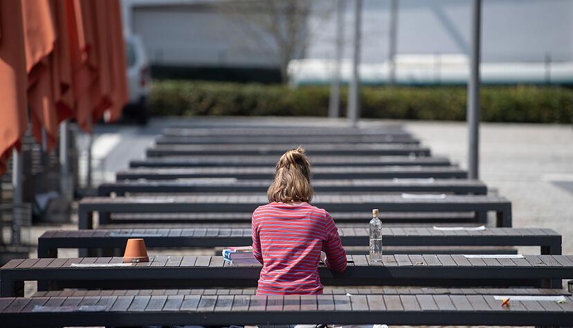 Ausbildung oder Studium? Zweifel sind nach der Entscheidung normal, wichtig ist, den eigenen Weg bewusst zu wählen.