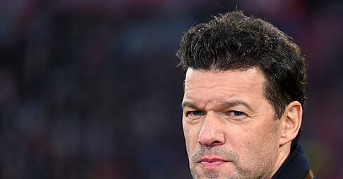 Michael Ballack hat sich zu seinem Verh&auml;ltnis zum ehemaligen Bundestrainer Joachim L&ouml;w ge&auml;u&szlig;ert. (Archivbild)