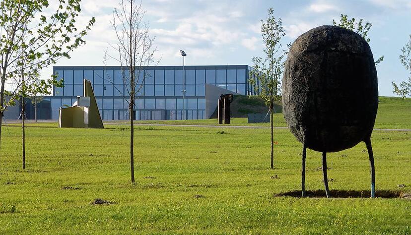 Zeitlose Eleganz: Das neue Carmen-Würth-Forum setzt mit seinen Glas- und Betonfassaden und dem Skulpturengarten Akzente. Foto: Privat