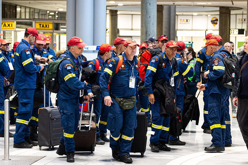Ankunft eines griechischen Rettungsteams am Flughafen Stuttgart.