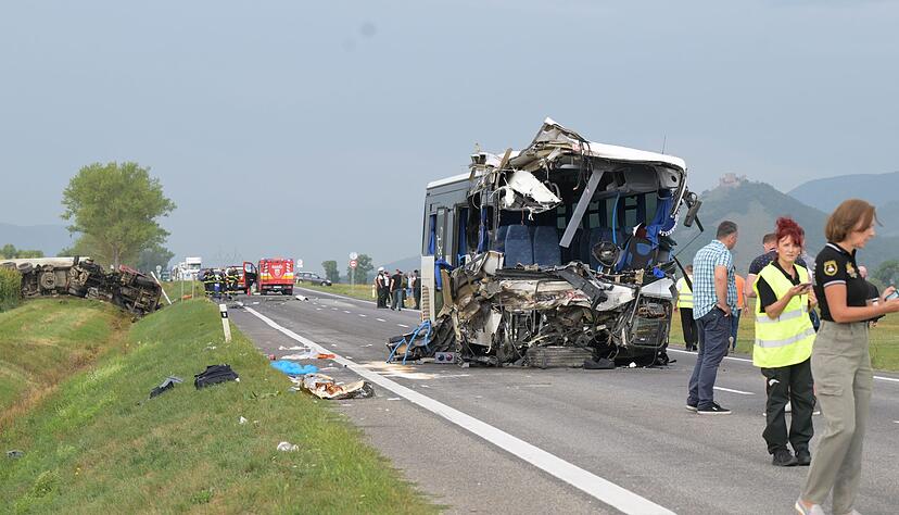 Beim Zusammenstoß eines Lastautos mit einem Linienbus wurde der Vorderteil des Busses zertrümmert, der Busfahrer starb im Krankenhaus.