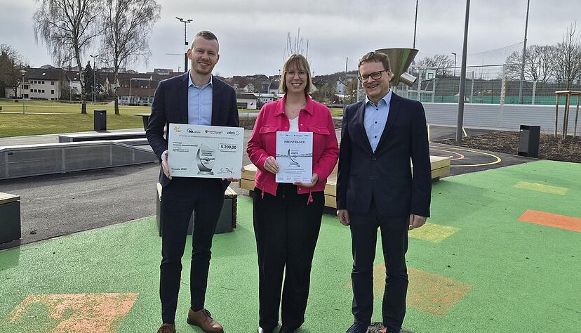 B&uuml;rgermeister Steffen Braun (v. l.) und  B&uuml;rgerreferentin Stefanie Etzel pr&auml;sentieren Scheck und Urkunde des F&ouml;rderpreises des B&uuml;ndnis 52, &uuml;berreicht durch dessen Vertreter Tobias M&uuml;ller.