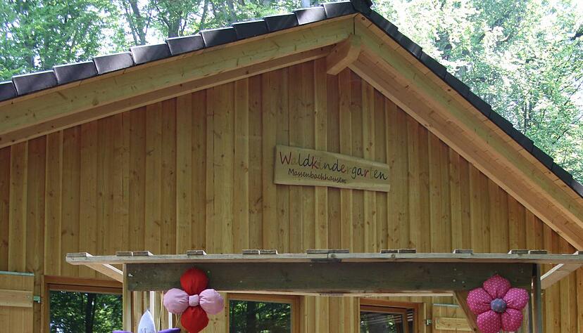 Das Eingangstor aus Europaletten haben die Eltern gebaut. Dort werden die Kinder abgeholt. Das Eingangstor aus Europaletten haben die Eltern gebaut. Dort werden die Kinder abgeholt.
