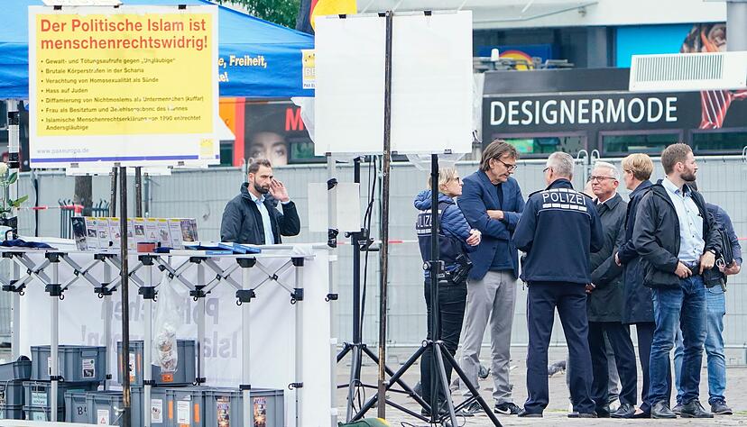 Innenminister Thomas Strobl (3.v.r) spricht am Tatort mit Polizisten. Innenminister Thomas Strobl (3.v.r) spricht am Tatort mit Polizisten.