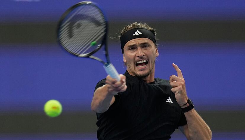 Alexander Zverev schafft es mit einiger Mühe in die nächste Runde von Shanghai.