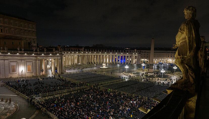 Auf dem Petersplatz wird nun jeden Abend der Rosenkranz f&uuml;r Franziskus gelesen.