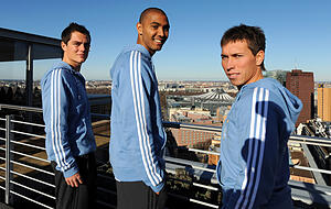 Tobias Weis (rechts) hat es zum Nationalspieler gebracht: Hier steht er mit Marcel Schäfer (links) und Marvin Compper im November 2008 auf einem Dach am Potsdamer Platz in Berlin. Tobias Weis (rechts) hat es zum Nationalspieler gebracht: Hier steht er mit Marcel Schäfer (links) und Marvin Compper im November 2008 auf einem Dach am Potsdamer Platz in Berlin.