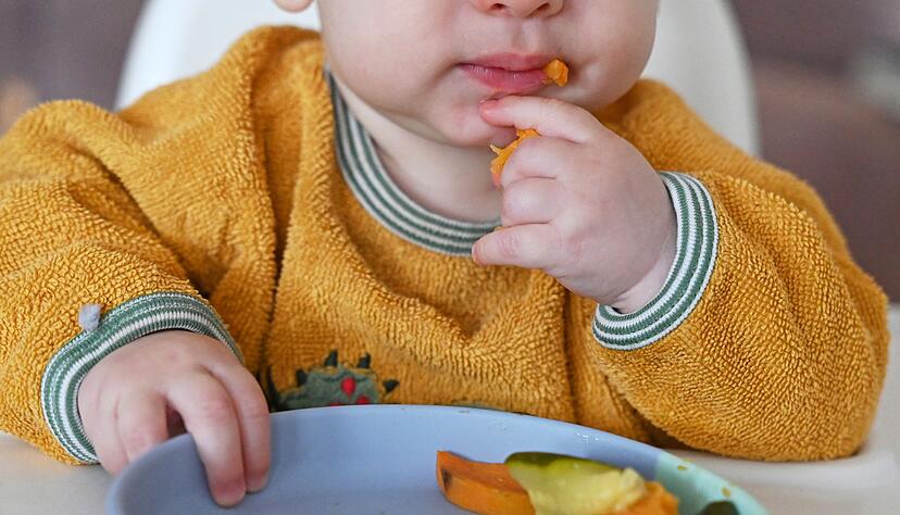 Vom Brei zum Familienessen: Am Tisch lernen Kleinkinder nicht nur kauen, sondern schauen sich auch ab, wie es die Gro&szlig;en machen.