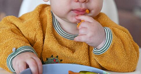 Vom Brei zum Familienessen: Am Tisch lernen Kleinkinder nicht nur kauen, sondern schauen sich auch ab, wie es die Gro&szlig;en machen.